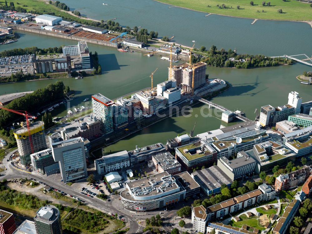 Düsseldorf aus der Vogelperspektive: Gelände des Medienhafen Düsseldorf am Ufer des Rheins im Bundesland Nordrhein-Westfalen