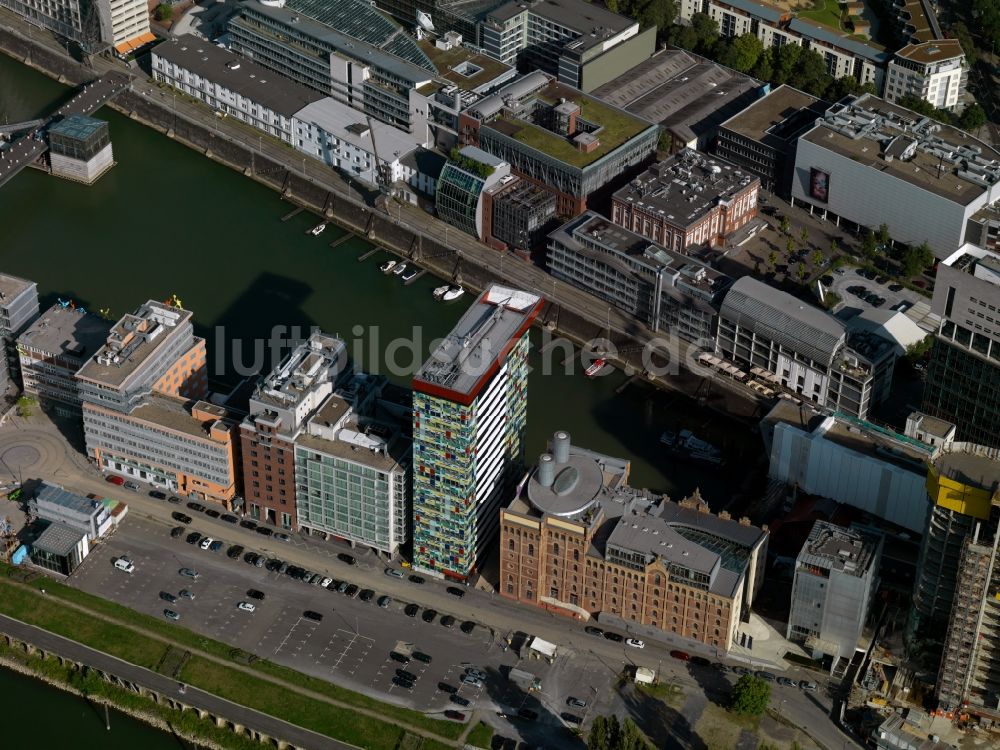 Luftaufnahme Düsseldorf - Gelände des Medienhafen Düsseldorf am Ufer des Rheins im Bundesland Nordrhein-Westfalen