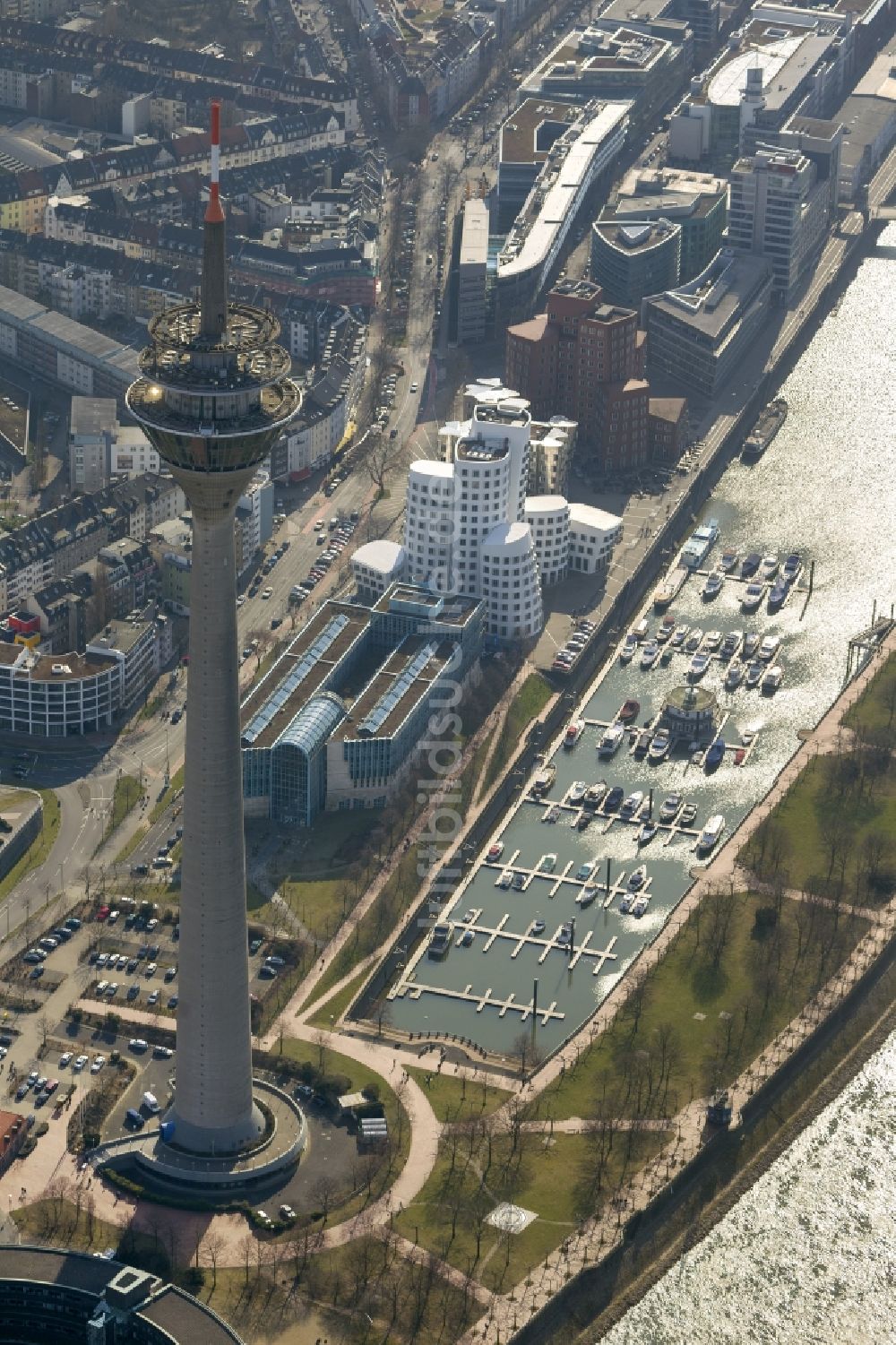 Düsseldorf aus der Vogelperspektive: Gelände des Medienhafens Düsseldorf am Ufer des Rheins im Bundesland Nordrhein-Westfalen