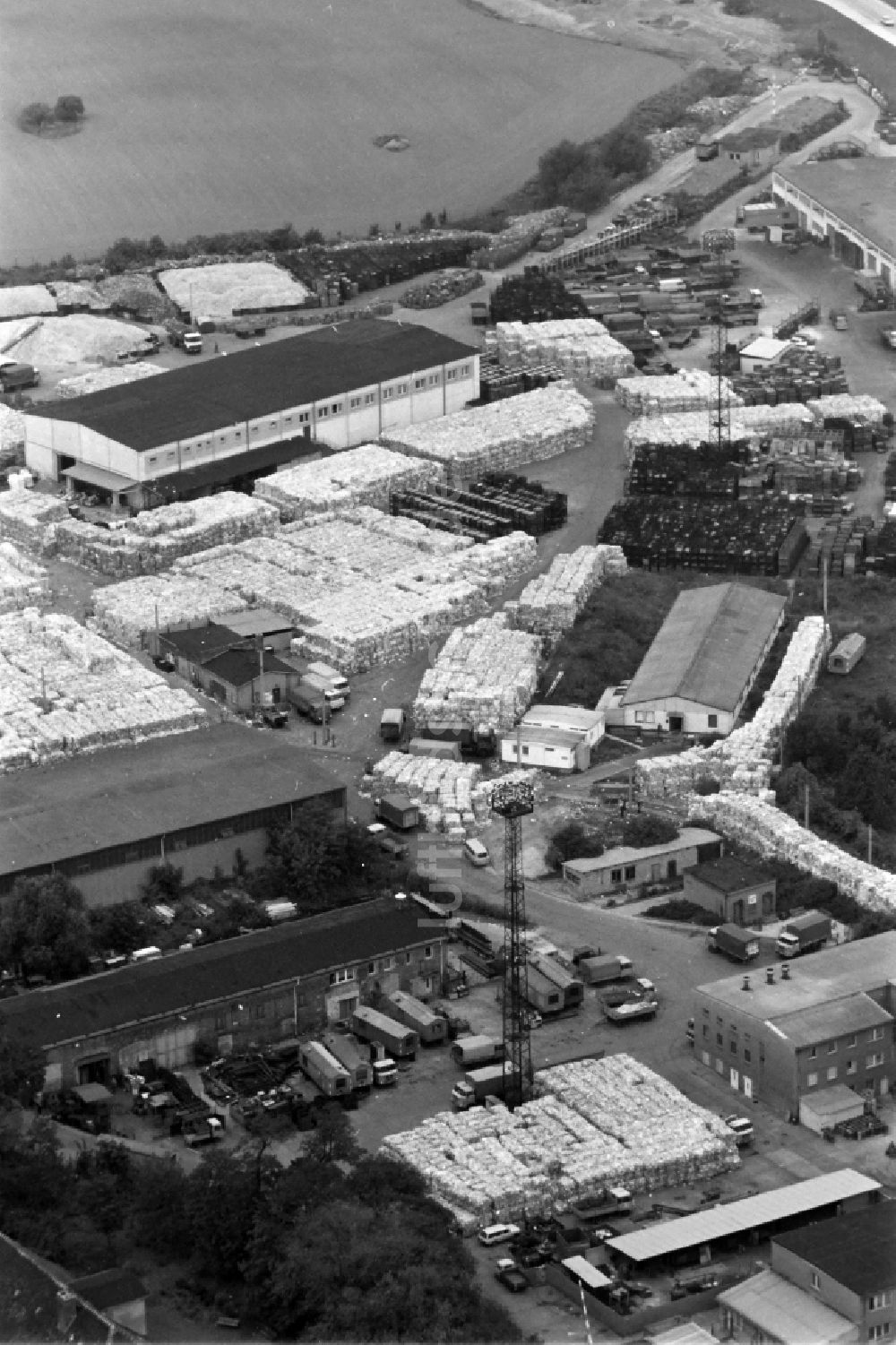 Berlin aus der Vogelperspektive: Gelände Müll- und Recycling- Sortieranlage der ALBA Recycling GmbH Zentrale am Hultschiner Damm in Berlin