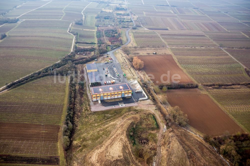 Luftaufnahme Edesheim - Gelände Müll- und Recycling- Sortieranlage in Edesheim im Bundesland Rheinland-Pfalz, Deutschland