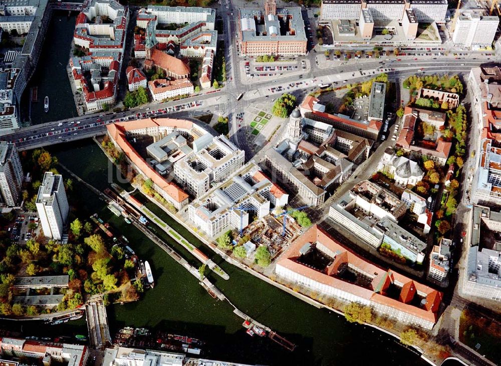 Luftaufnahme Berlin - Gelände am Molkenmarkt an der Mühlendammschleuse mit dem neuen Stammsitz der Berliner Wasserbetriebe.