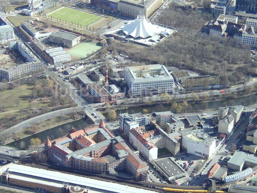 Luftbild Berlin - KREUZBERG - Gelände des Museums für Verkehr und Technik und des Tempodroms in Berlin-Kreuzberg. 13.03.03