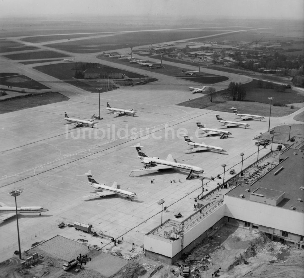 Luftbild Schönefeld - Gelände des neu erbauten Zentralflughafen Berlin Schönefeld der DDR- Fluggesellschaft INTERFLUG in Schönefeld im Bundesland Brandenburg