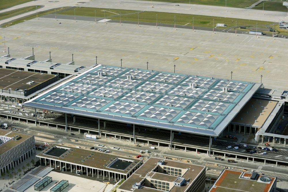 Schönefeld aus der Vogelperspektive: Gelände des neuen Flughafens BER / BBI BERLIN BRANDENBURG AIRPORT Willi Brandt in Schönefeld im Bundesland Brandenburg