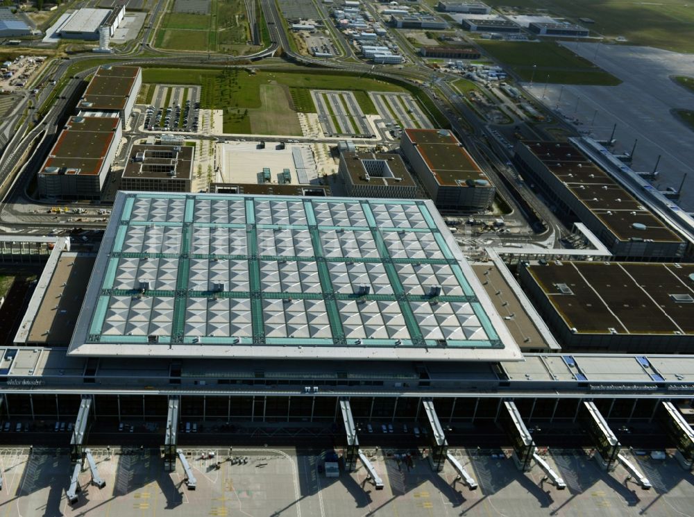 Luftaufnahme Schönefeld - Gelände des neuen Flughafens BER / BBI BERLIN BRANDENBURG AIRPORT Willi Brandt in Schönefeld im Bundesland Brandenburg