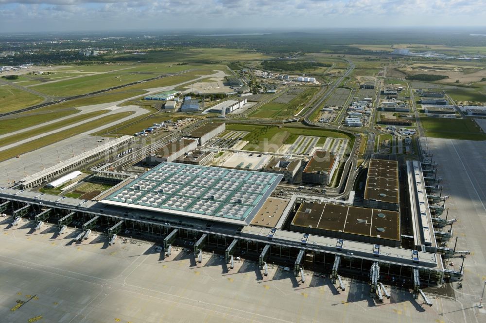 Schönefeld aus der Vogelperspektive: Gelände des neuen Flughafens BER / BBI BERLIN BRANDENBURG AIRPORT Willi Brandt in Schönefeld im Bundesland Brandenburg