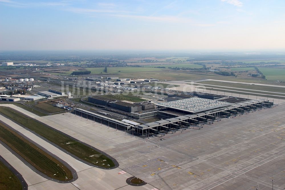 Luftaufnahme Schönefeld - Gelände des neuen Flughafens BER / BBI BERLIN BRANDENBURG AIRPORT Willi Brandt in Schönefeld im Bundesland Brandenburg