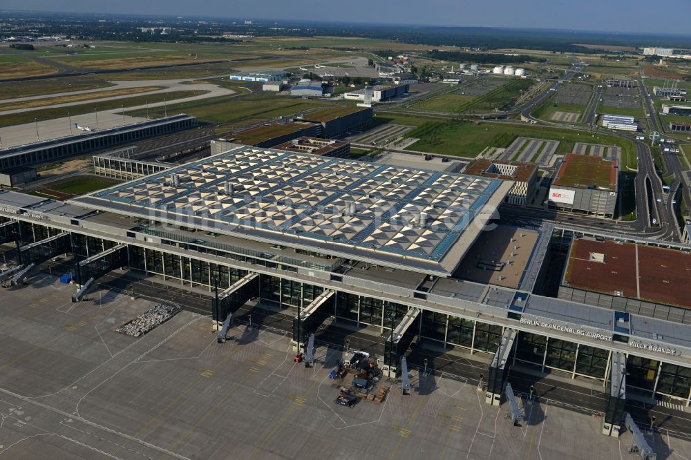 Schönefeld aus der Vogelperspektive: Gelände des neuen Flughafens BER / BBI BERLIN BRANDENBURG AIRPORT Willi Brandt in Schönefeld im Bundesland Brandenburg