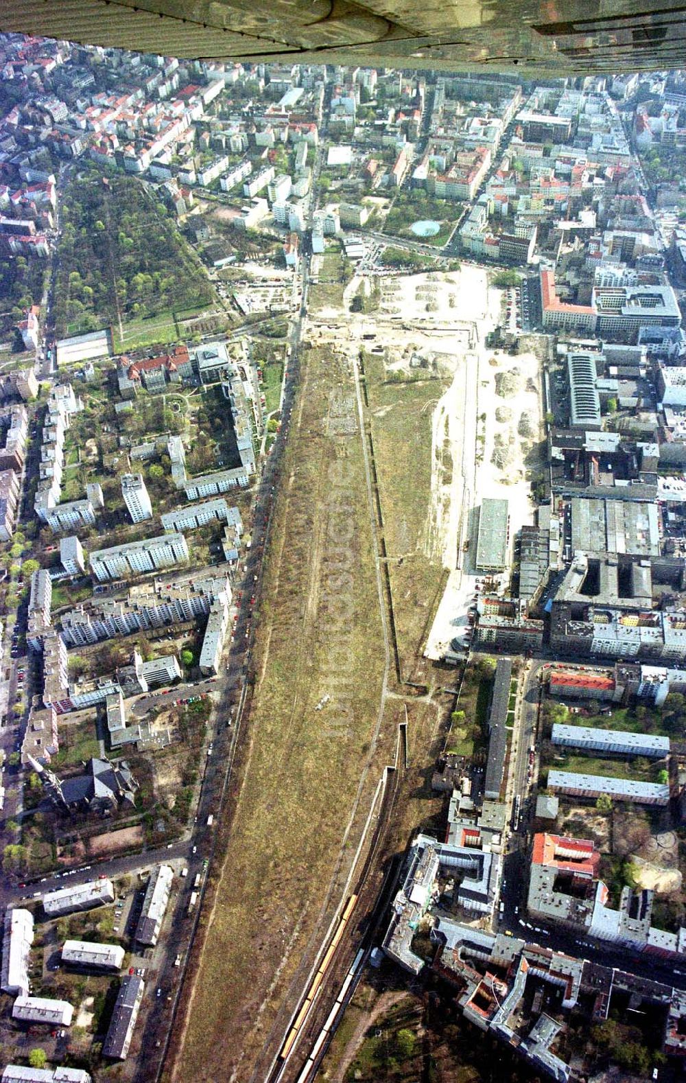 Berlin / Wedding aus der Vogelperspektive: Gelände am Nordbahnhof in Berlin - Mitte mit beginnenden Erschließungs und Umbauarbeiten.