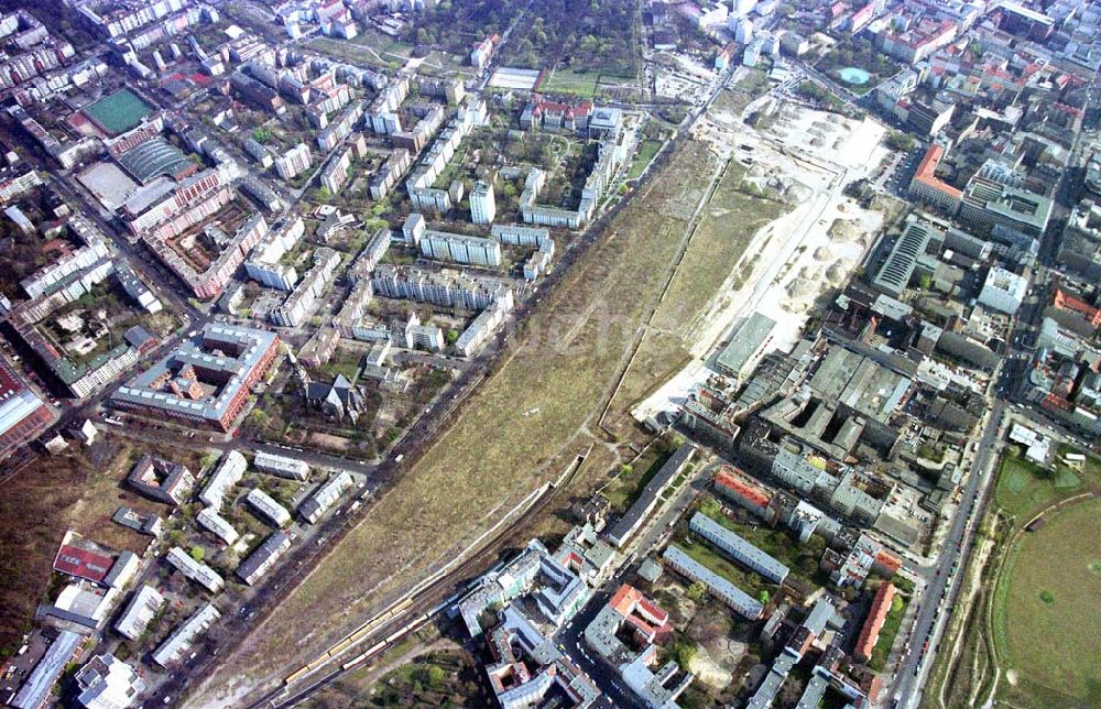 Luftbild Berlin / Wedding - Gelände am Nordbahnhof in Berlin - Mitte mit beginnenden Erschließungs und Umbauarbeiten. 09.04.2002