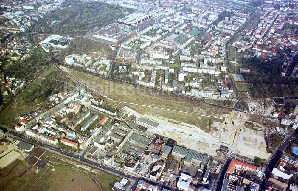 Berlin / Wedding von oben - Gelände am Nordbahnhof in Berlin - Mitte mit beginnenden Erschließungs und Umbauarbeiten. 09.04.2002