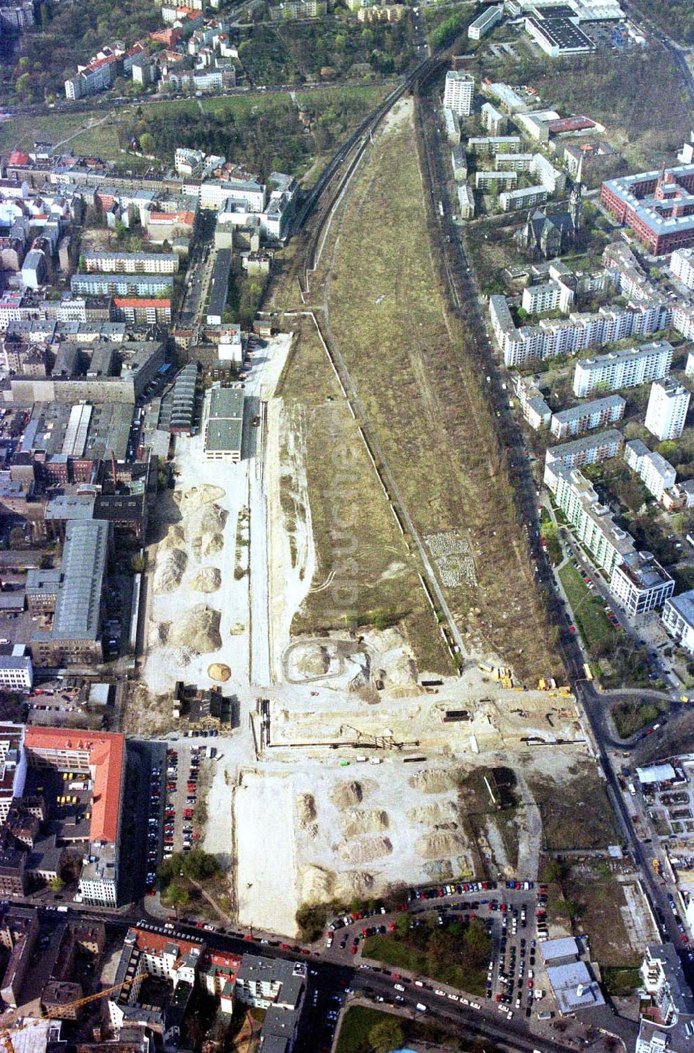 Berlin / Wedding aus der Vogelperspektive: Gelände am Nordbahnhof in Berlin - Mitte mit beginnenden Erschließungs und Umbauarbeiten. 09.04.2002