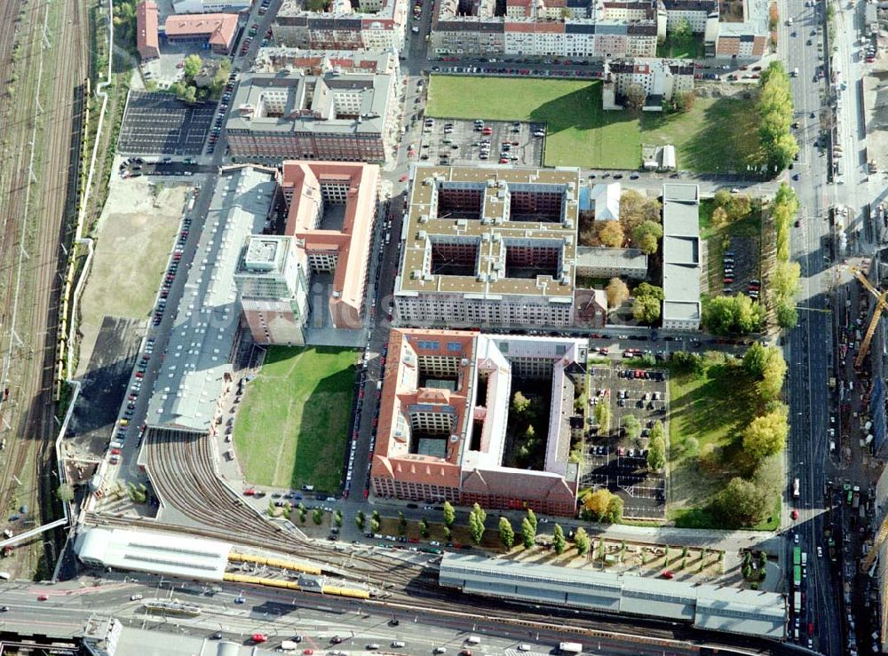 Berlin - Friedrichshain aus der Vogelperspektive: Gelände der Oberbaumcity am S-Bahnhof Warschauer Straße in Berlin - Friedrichshain.