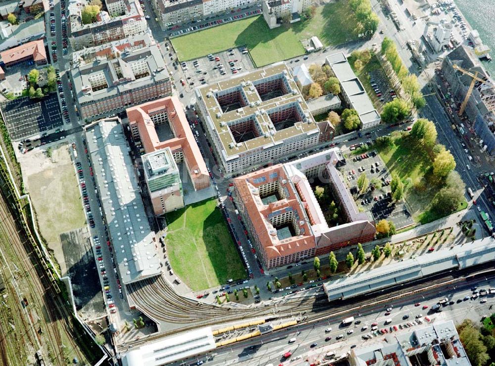 Luftaufnahme Berlin - Friedrichshain - Gelände der Oberbaumcity am S-Bahnhof Warschauer Straße in Berlin - Friedrichshain.