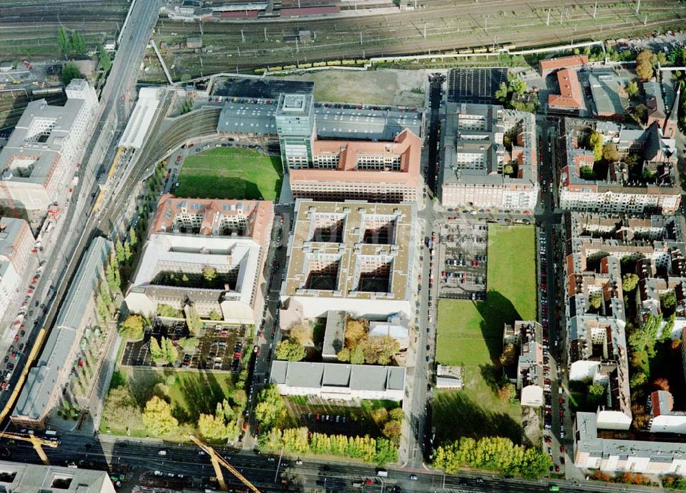 Berlin - Friedrichshain aus der Vogelperspektive: Gelände der Oberbaumcity am S-Bahnhof Warschauer Straße in Berlin - Friedrichshain.