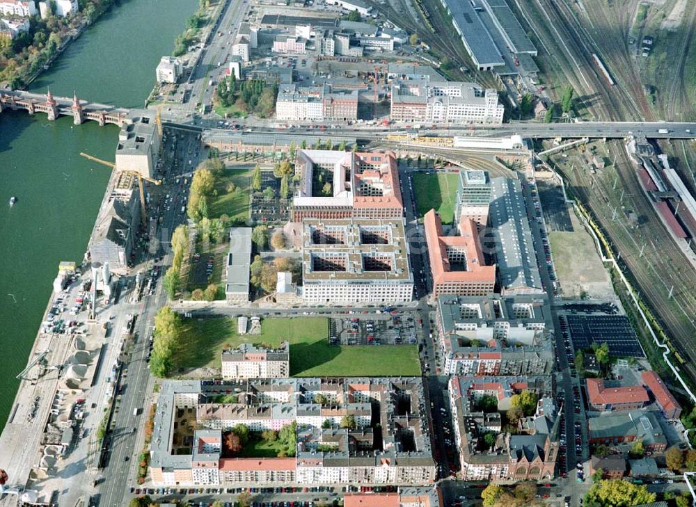 Luftbild Berlin - Friedrichshain - Gelände der Oberbaumcity am S-Bahnhof Warschauer Straße in Berlin - Friedrichshain.