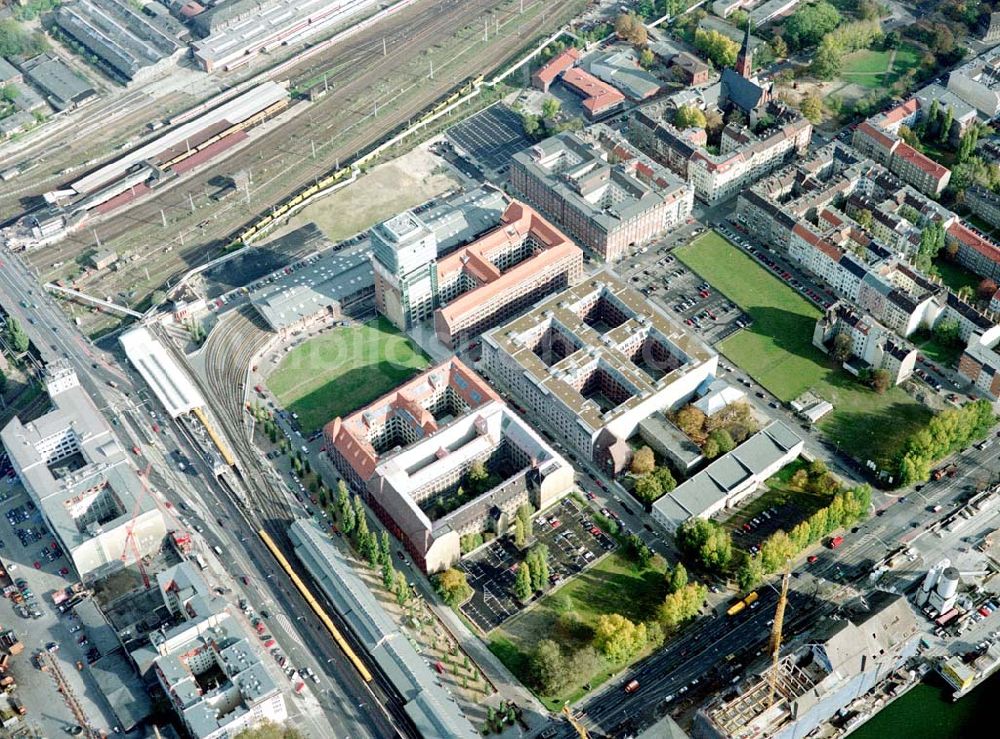 Luftaufnahme Berlin - Friedrichshain - Gelände der Oberbaumcity am S-Bahnhof Warschauer Straße in Berlin - Friedrichshain.