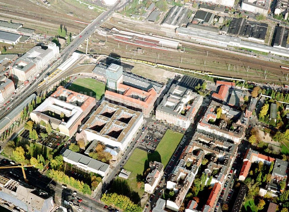 Berlin - Friedrichshain aus der Vogelperspektive: Gelände der Oberbaumcity am S-Bahnhof Warschauer Straße in Berlin - Friedrichshain.