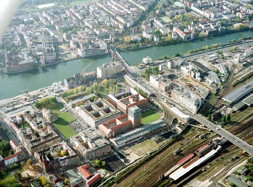 Luftbild Berlin - Friedrichshain - Gelände der Oberbaumcity am S-Bahnhof Warschauer Straße in Berlin - Friedrichshain.