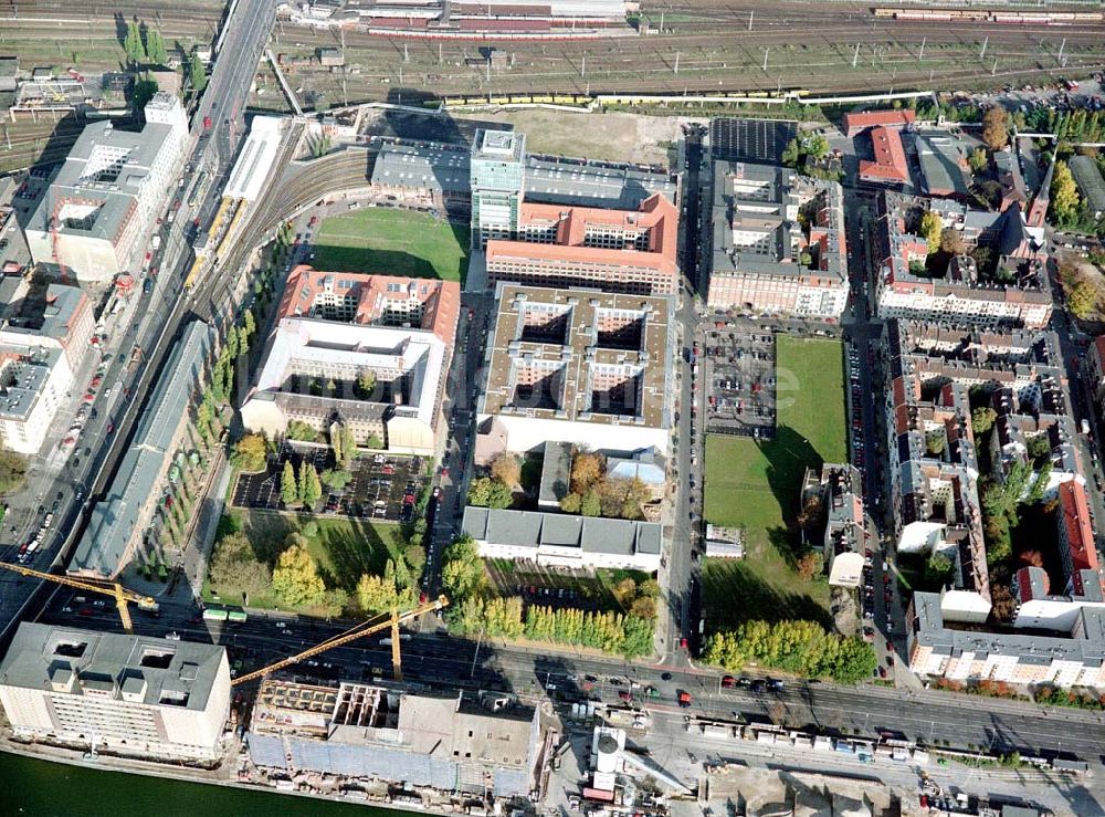 Luftaufnahme Berlin - Friedrichshain - Gelände der Oberbaumcity am S-Bahnhof Warschauer Straße in Berlin - Friedrichshain.