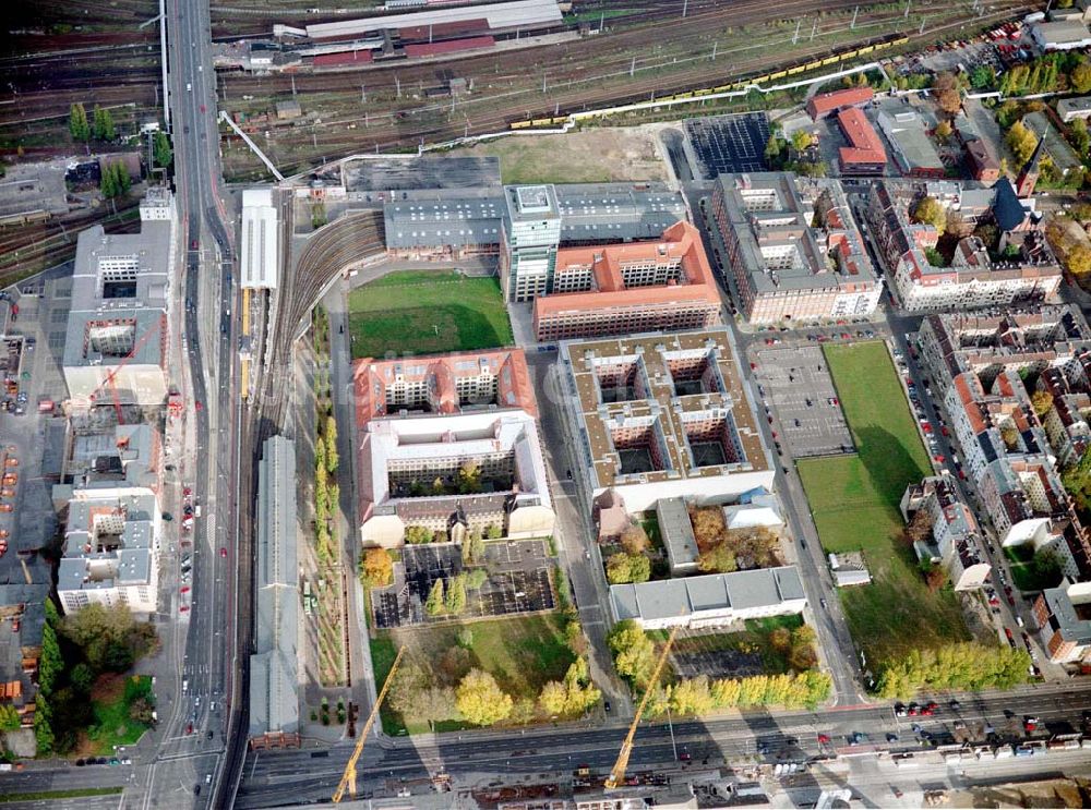 Berlin - Friedrichshain aus der Vogelperspektive: Gelände der Oberbaumcity am S-Bahnhof Warschauer Straße in Berlin - Friedrichshain.