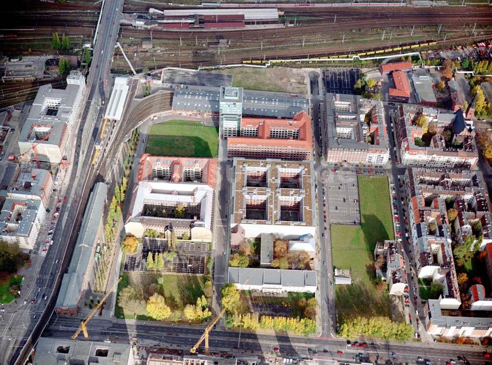 Luftbild Berlin - Friedrichshain - Gelände der Oberbaumcity am S-Bahnhof Warschauer Straße in Berlin - Friedrichshain.