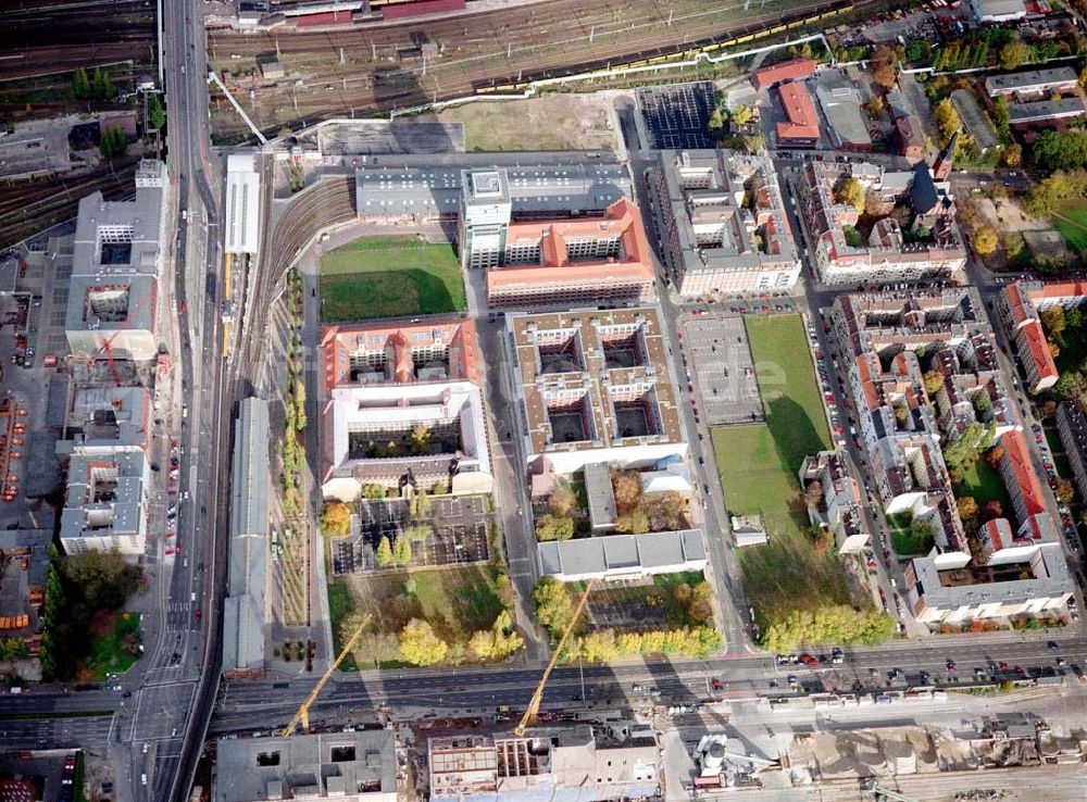 Berlin - Friedrichshain von oben - Gelände der Oberbaumcity am S-Bahnhof Warschauer Straße in Berlin - Friedrichshain.