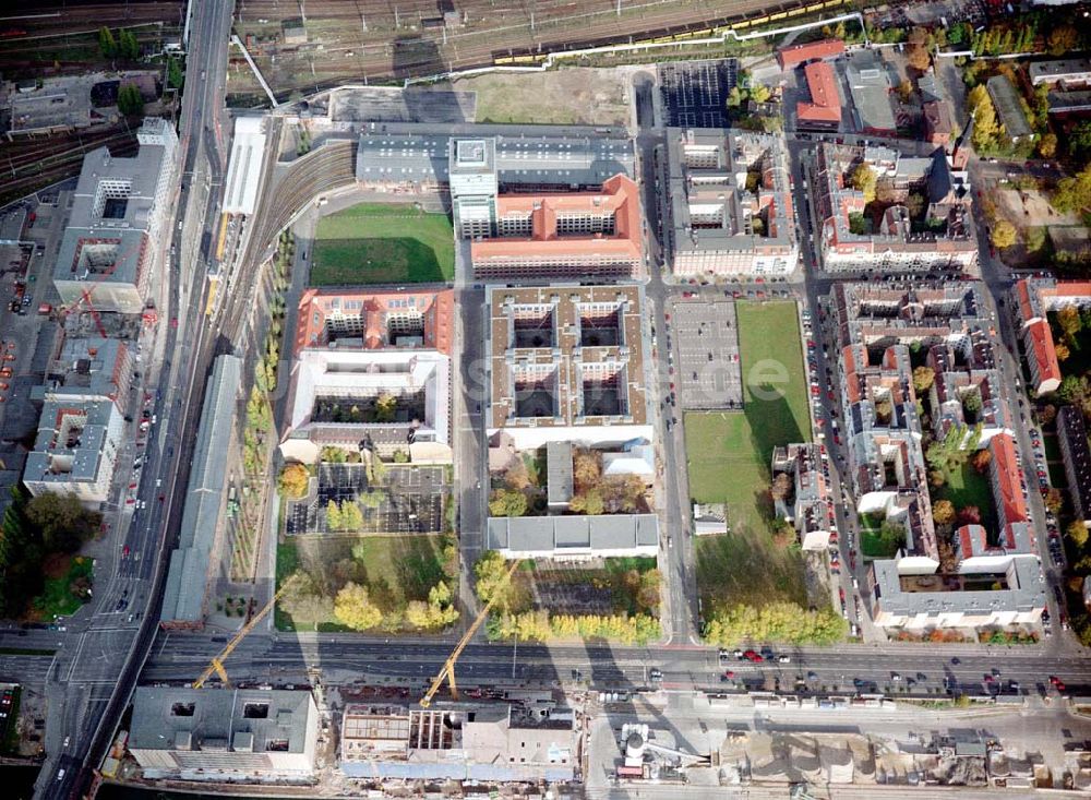 Berlin - Friedrichshain aus der Vogelperspektive: Gelände der Oberbaumcity am S-Bahnhof Warschauer Straße in Berlin - Friedrichshain.