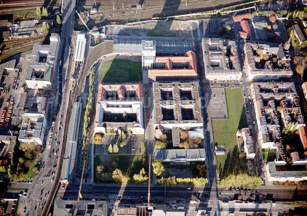 Luftbild Berlin - Friedrichshain - Gelände der Oberbaumcity am S-Bahnhof Warschauer Straße in Berlin - Friedrichshain.