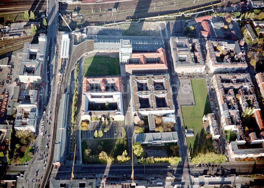 Luftaufnahme Berlin - Friedrichshain - Gelände der Oberbaumcity am S-Bahnhof Warschauer Straße in Berlin - Friedrichshain.