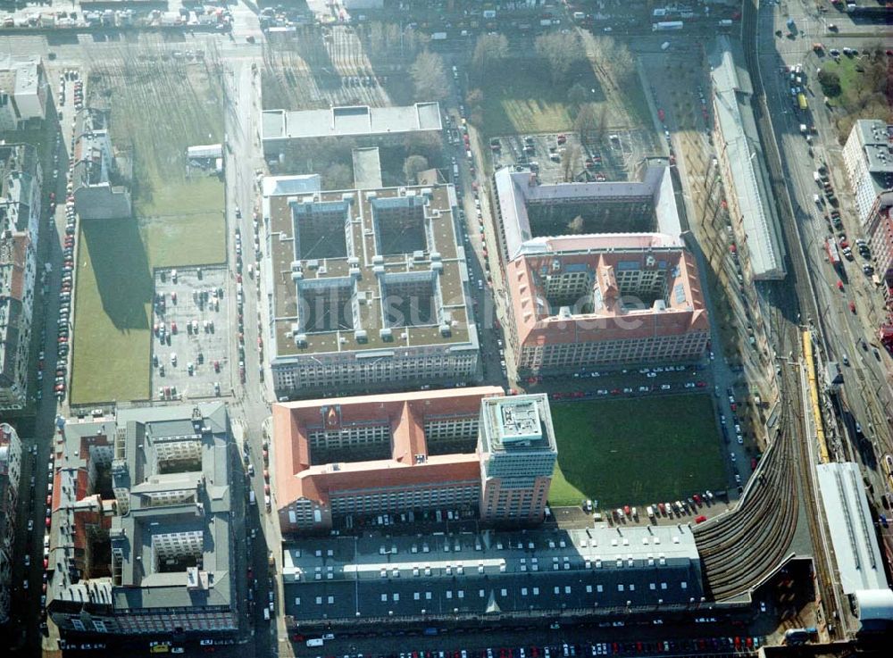 Berlin - Friedrichshain aus der Vogelperspektive: Gelände der Oberbaumcity am S-Bahnhof Warschauer Straße in Berlin - Friedrichshain.