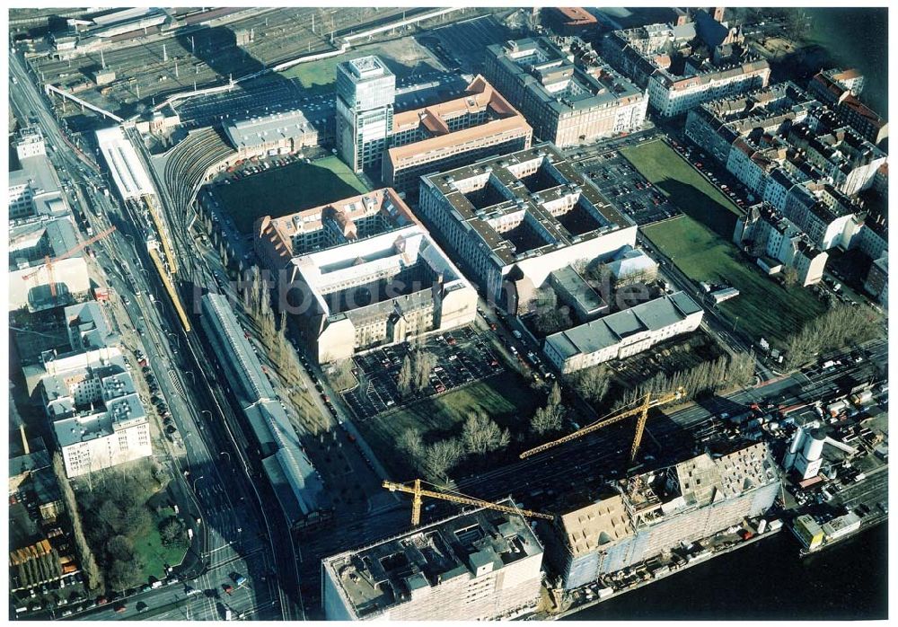 Luftbild Berlin - Friedrichshain - Gelände der Oberbaumcity am S-Bahnhof Warschauer Straße in Berlin - Friedrichshain.