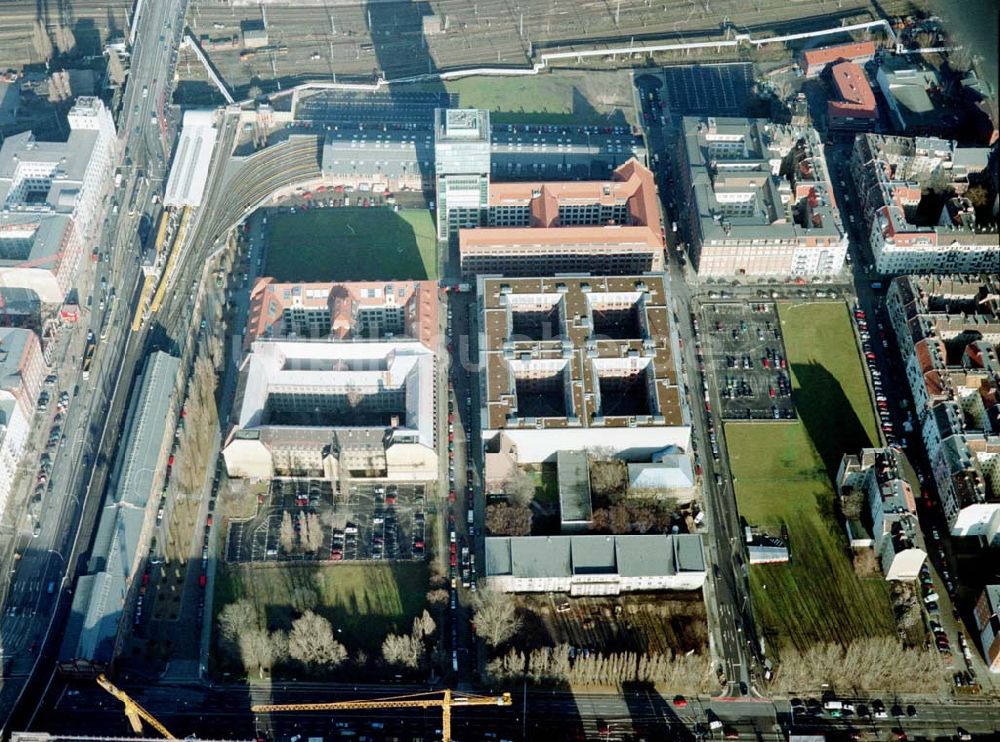 Berlin - Friedrichshain aus der Vogelperspektive: Gelände der Oberbaumcity am S-Bahnhof Warschauer Straße in Berlin - Friedrichshain.