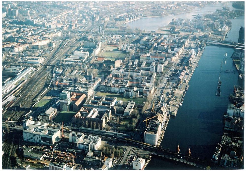 Berlin - Friedrichshain aus der Vogelperspektive: Gelände der Oberbaumcity am S-Bahnhof Warschauer Straße in Berlin - Friedrichshain.