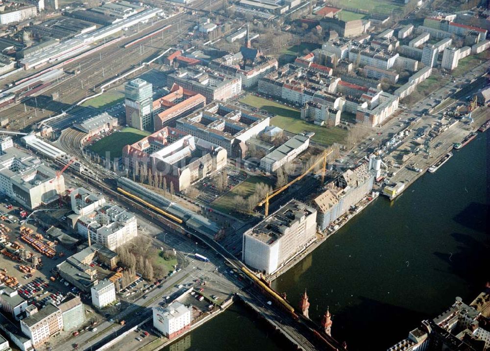 Luftbild Berlin - Friedrichshain - Gelände der Oberbaumcity am S-Bahnhof Warschauer Straße in Berlin - Friedrichshain.