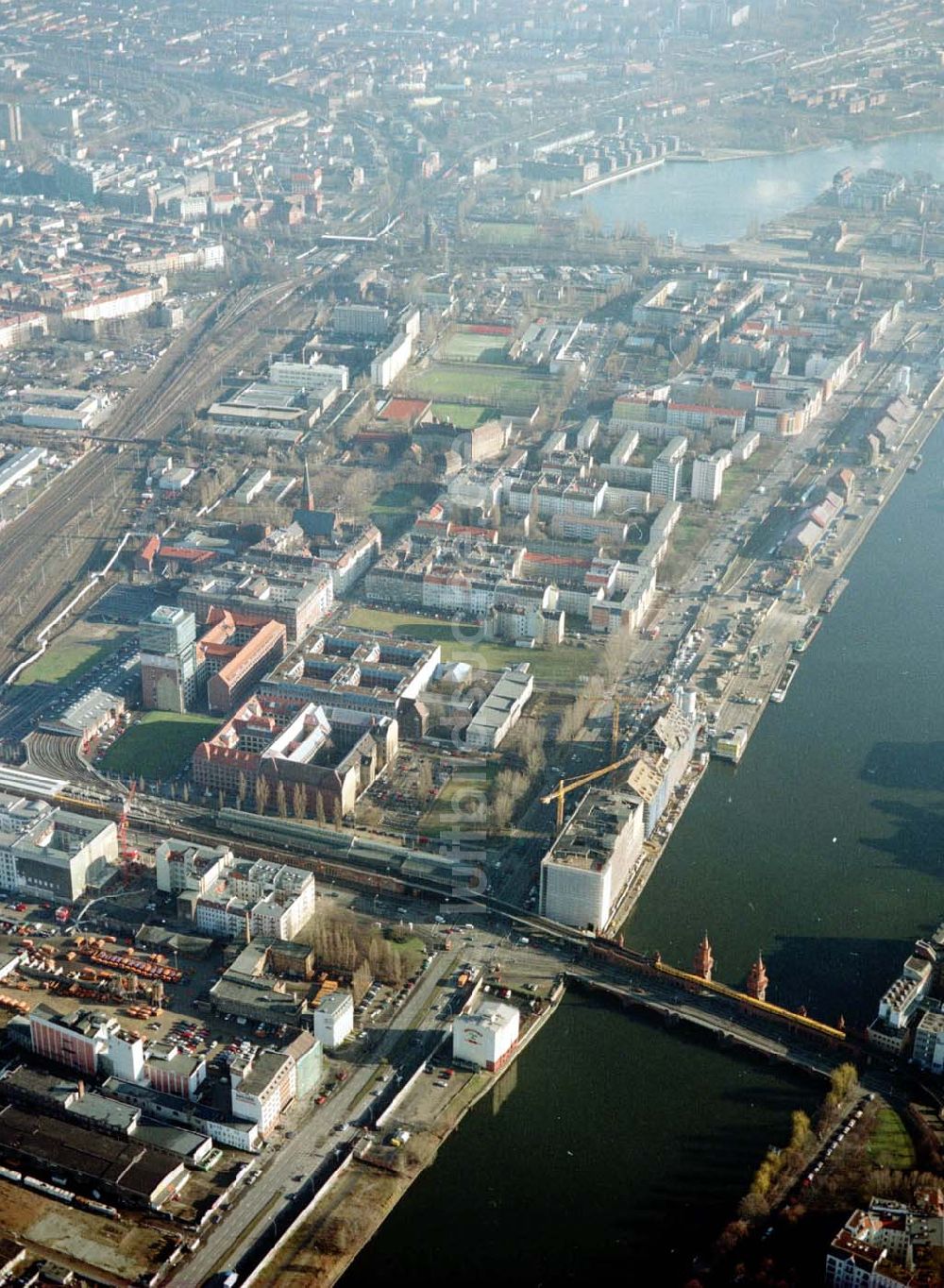 Berlin - Friedrichshain aus der Vogelperspektive: Gelände der Oberbaumcity am S-Bahnhof Warschauer Straße in Berlin - Friedrichshain.