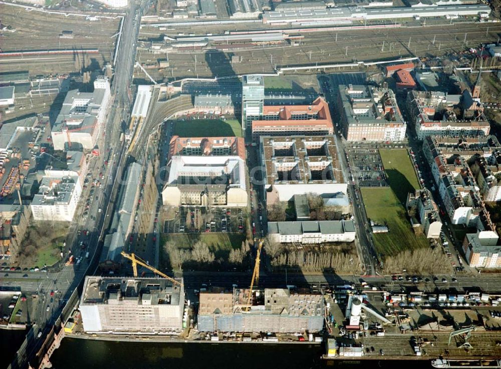 Luftbild Berlin - Friedrichshain - Gelände der Oberbaumcity am S-Bahnhof Warschauer Straße in Berlin - Friedrichshain.