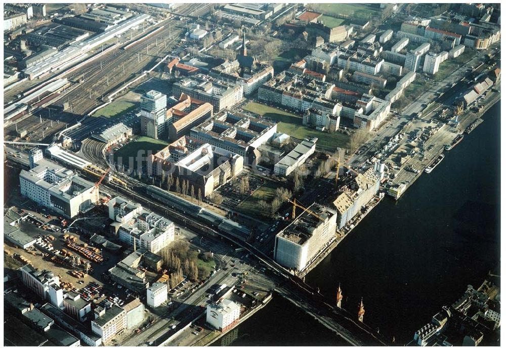 Luftaufnahme Berlin - Friedrichshain - Gelände der Oberbaumcity am S-Bahnhof Warschauer Straße in Berlin - Friedrichshain.