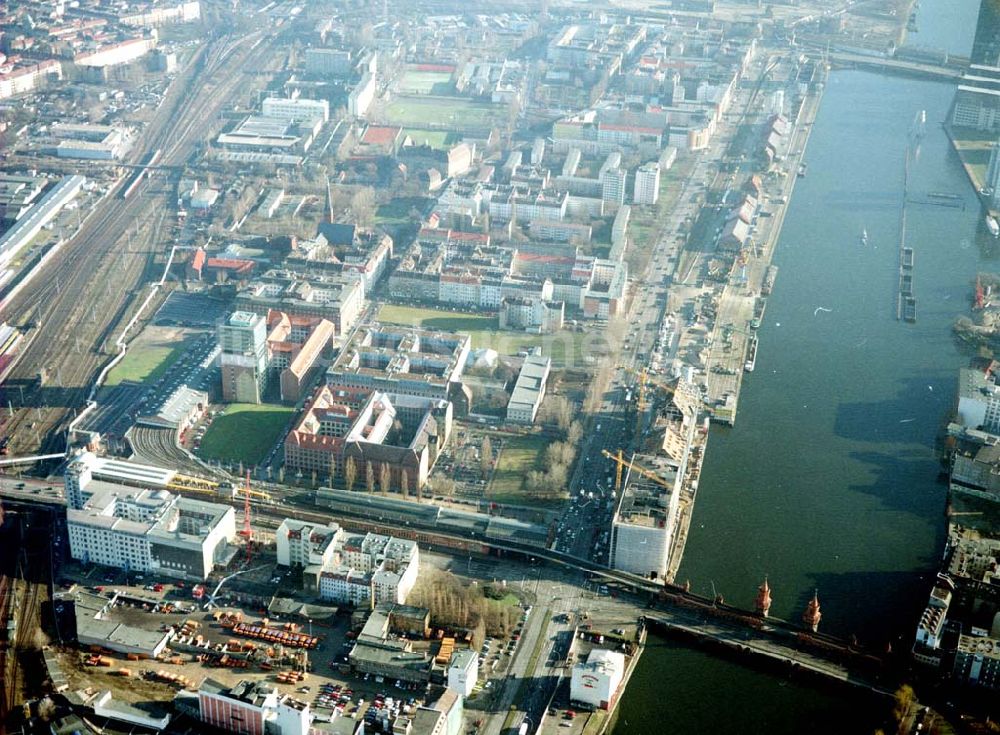 Berlin - Friedrichshain aus der Vogelperspektive: Gelände der Oberbaumcity am S-Bahnhof Warschauer Straße in Berlin - Friedrichshain.