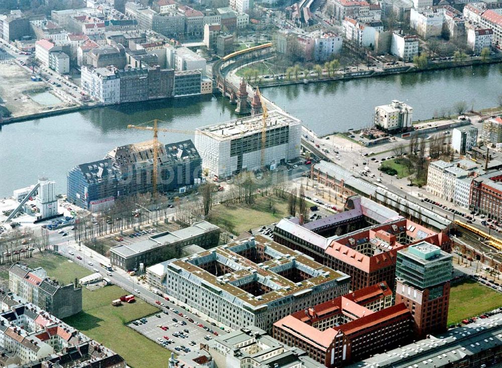 Luftaufnahme Berlin - Friedrichshain - Gelände der Oberbaumcity am S-Bahnhof Warschauer Straße in Berlin - Friedrichshain.