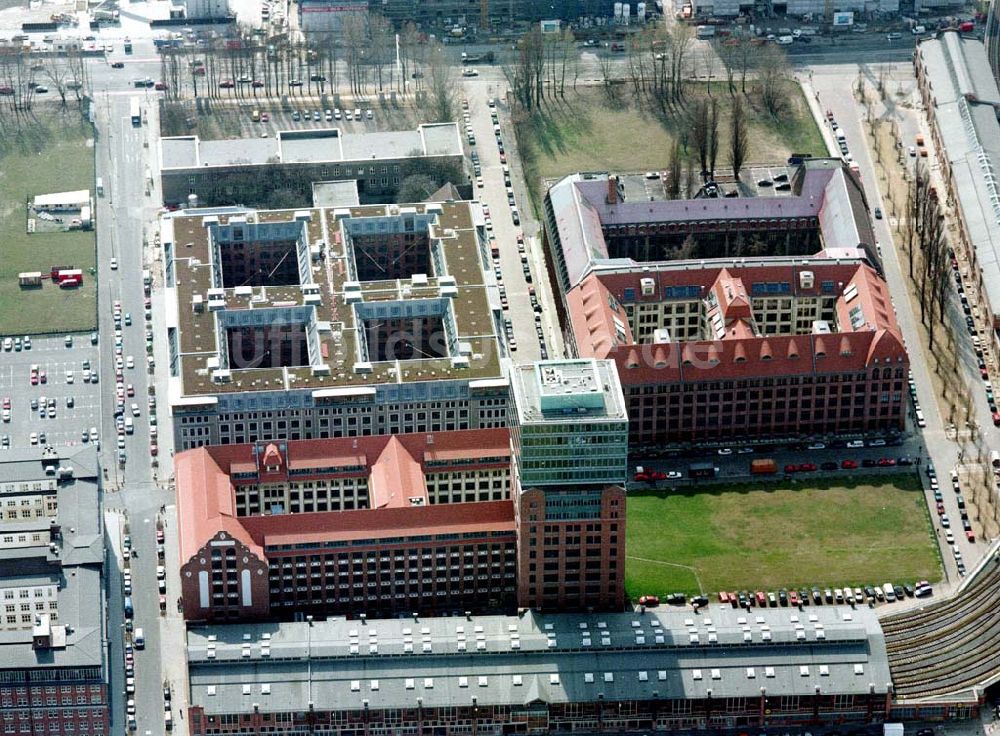 Berlin - Friedrichshain von oben - Gelände der Oberbaumcity am S-Bahnhof Warschauer Straße in Berlin - Friedrichshain.