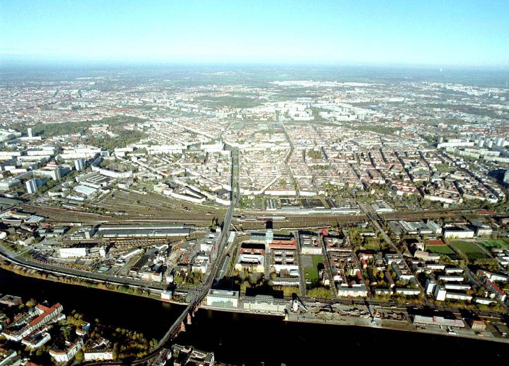 Berlin - Friedrichshain von oben - Gelände der Oberbaumcity am S-Bahnhof Warschauer Straße in Berlin - Friedrichshain.