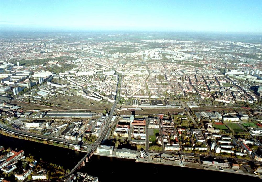 Berlin - Friedrichshain aus der Vogelperspektive: Gelände der Oberbaumcity am S-Bahnhof Warschauer Straße in Berlin - Friedrichshain.