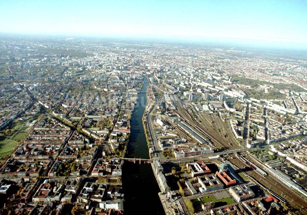 Luftbild Berlin - Friedrichshain - Gelände der Oberbaumcity am S-Bahnhof Warschauer Straße in Berlin - Friedrichshain.