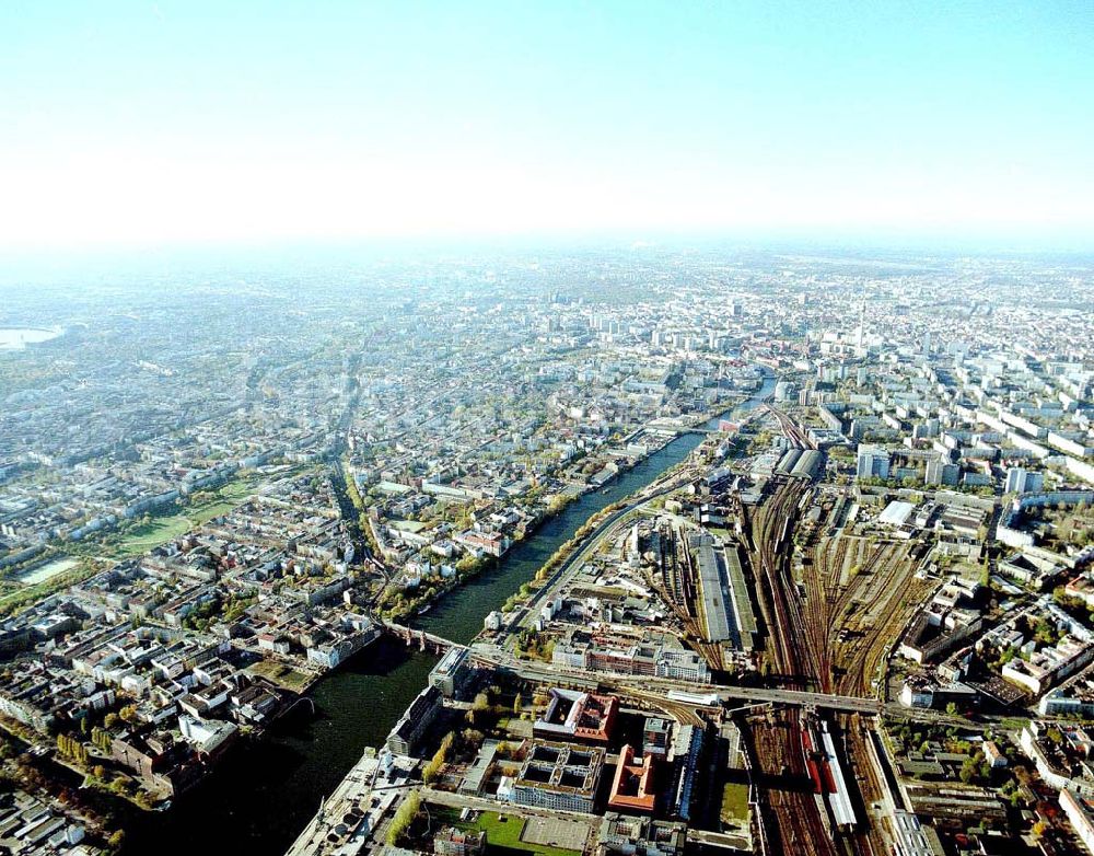 Luftaufnahme Berlin - Friedrichshain - Gelände der Oberbaumcity am S-Bahnhof Warschauer Straße in Berlin - Friedrichshain.