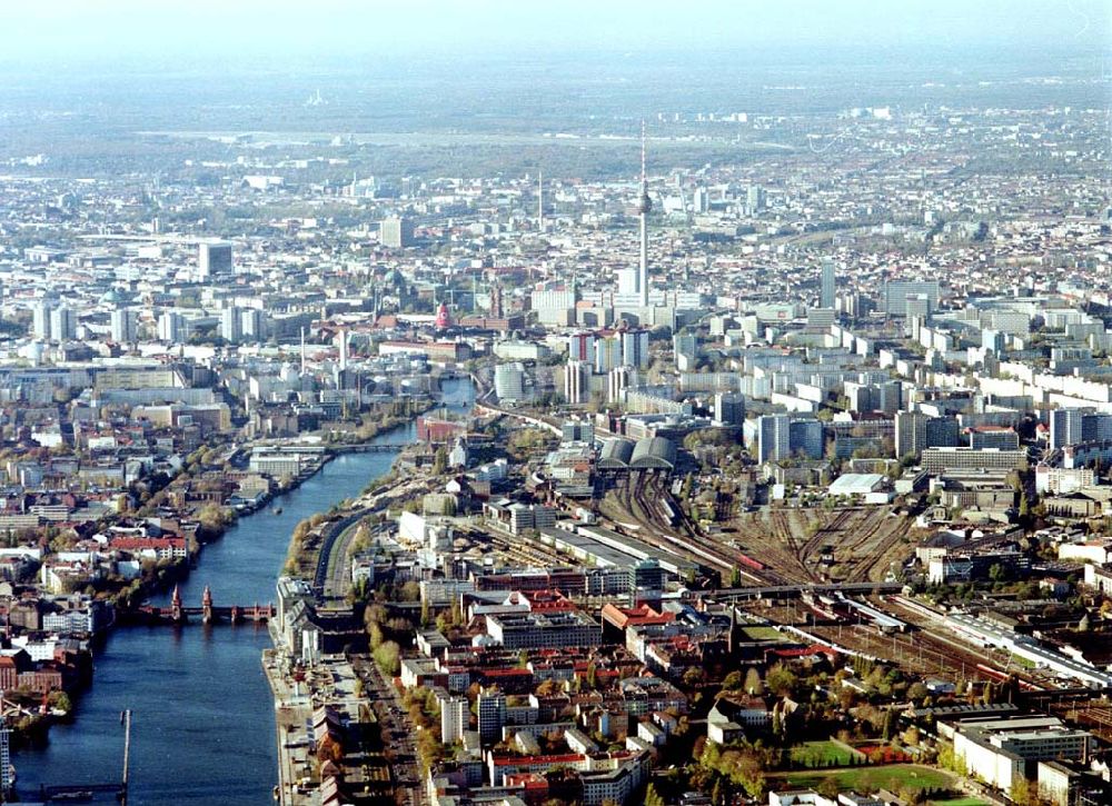 Berlin - Friedrichshain von oben - Gelände der Oberbaumcity am S-Bahnhof Warschauer Straße in Berlin - Friedrichshain.