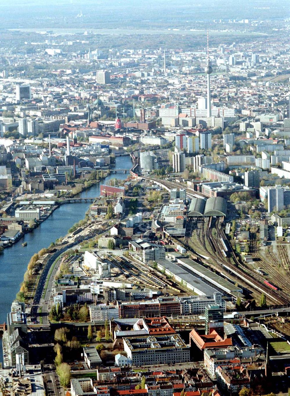 Berlin - Friedrichshain aus der Vogelperspektive: Gelände der Oberbaumcity am S-Bahnhof Warschauer Straße in Berlin - Friedrichshain.