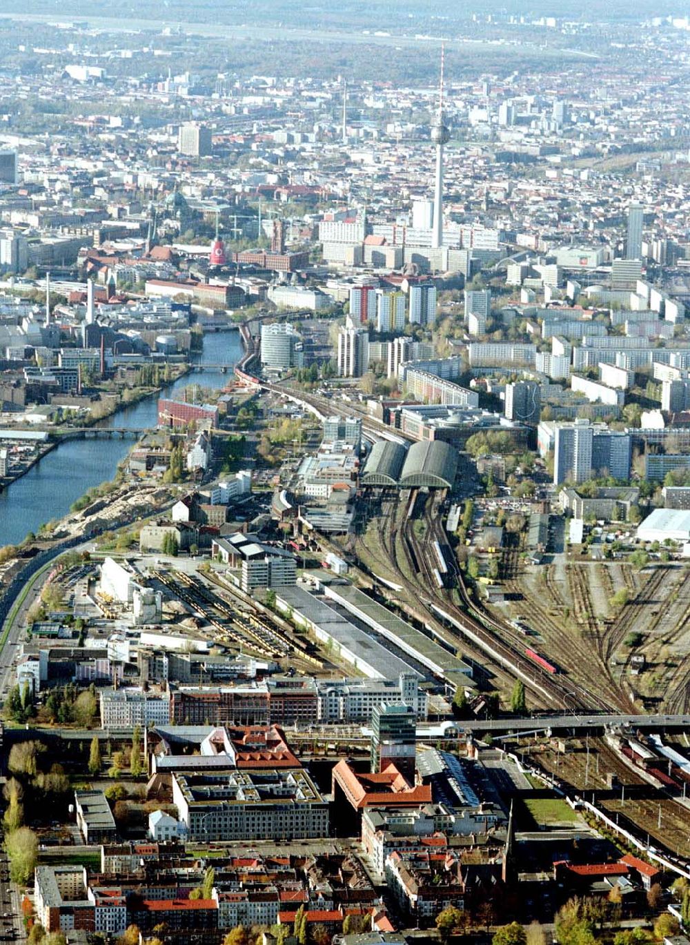 Luftbild Berlin - Friedrichshain - Gelände der Oberbaumcity am S-Bahnhof Warschauer Straße in Berlin - Friedrichshain.