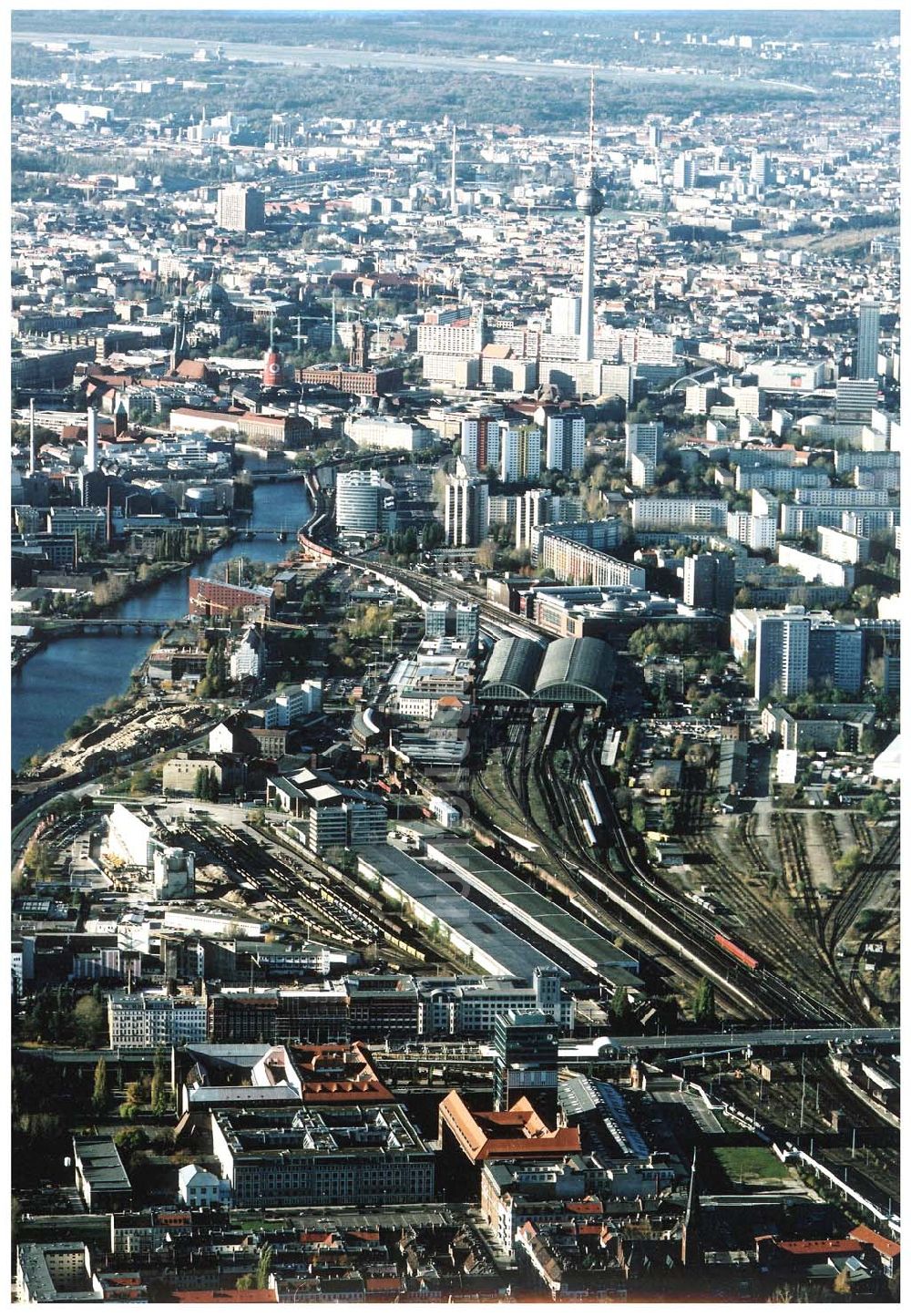 Luftaufnahme Berlin - Friedrichshain - Gelände der Oberbaumcity am S-Bahnhof Warschauer Straße in Berlin - Friedrichshain.